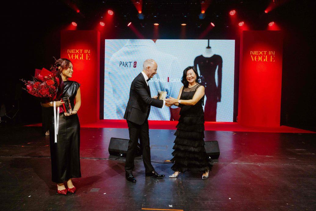 Barbara Yu Larsson Founder PAKT accepts Innovation prize from Lars Nielsen Managing Director BMW Group Asia