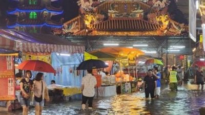 视频 | 宝诞庆典前夕下豪雨   九皇爷安邦南天宫淹水