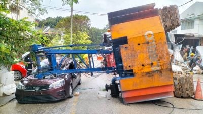 拖车撞屋吊车翻覆压毁轿车  幸无人伤亡