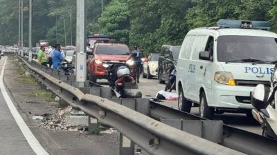 车祸致摩托女骑士惨死 司机“看热闹”引塞车