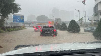 隆市暴雨响红色警戒 部分地区道路闪电水灾