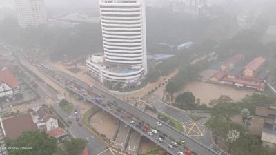 清晨下倾盆大雨 部长议员迟到 议长动议会延至10时30分