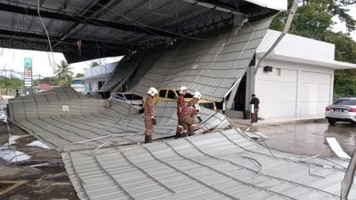 油站天花板坍塌砸6车