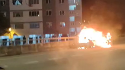 疑似自燃 汽車燒成熊熊烈火傳出爆炸聲