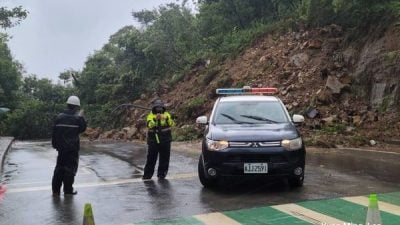 基隆新丰街土石流   多辆汽机车遭土石掩埋