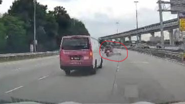 視頻| 轎車撞摩托後肇事逃逸 騎士失控人仰車翻倒地