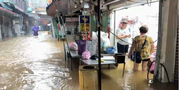 “山陀儿”作怪 大雨狂炸泥流滚滚  台金山老街淹成“水上市场”　 