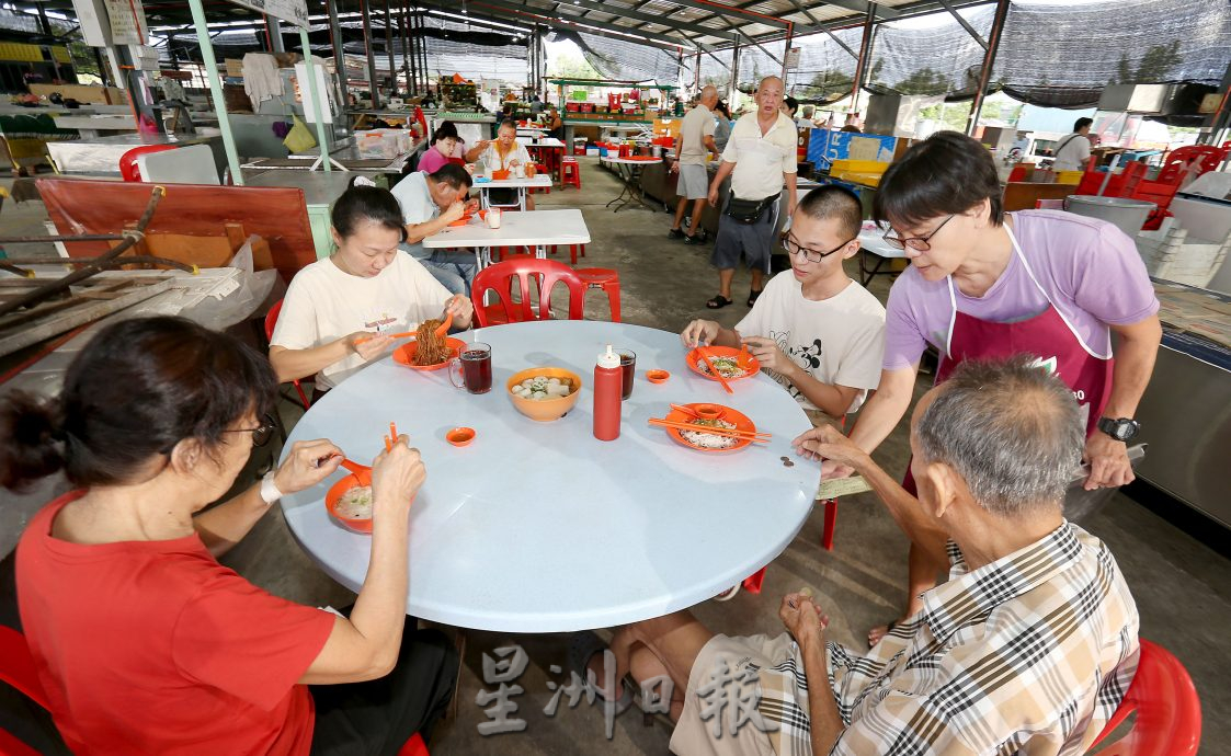 【人气美食】|兵如港巴刹夜市二姐粉档 古早味酿料令人回味