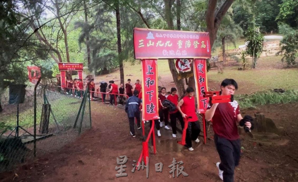 三山九九遇雨·17岁晚辈为86岁长辈撑伞下山