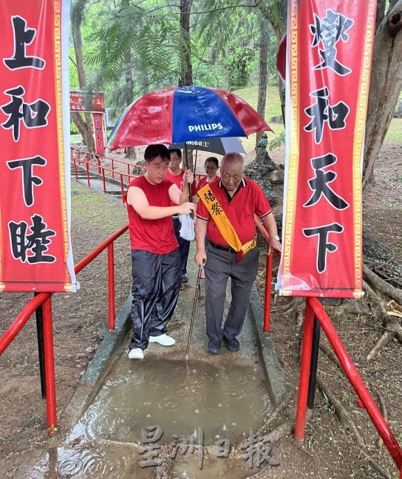 三山九九遇雨·17岁晚辈为86岁长辈撑伞下山