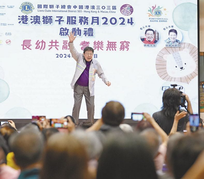 与700位长者聚会 胡枫想再开演唱会破纪录