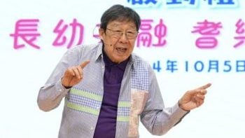 与700位长者聚会 胡枫想再开演唱会破纪录