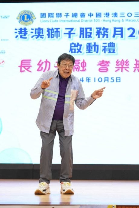 与700位长者聚会 胡枫想再开演唱会破纪录