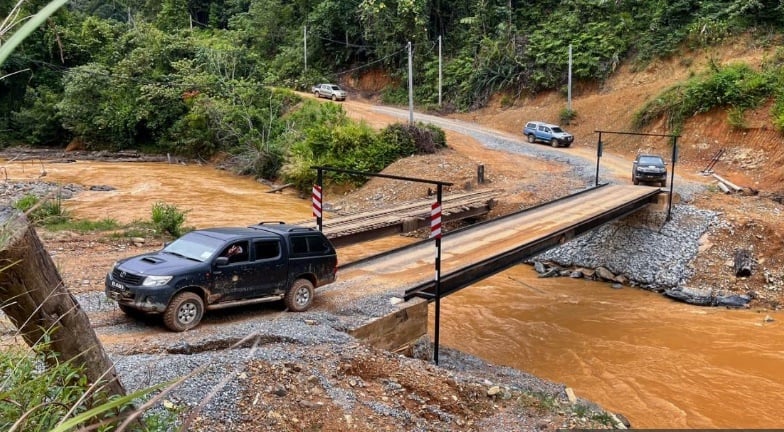 东:原住民区谷部落通往话望生市区主要道路上的7座木桥，已逐一被铁桥取代。