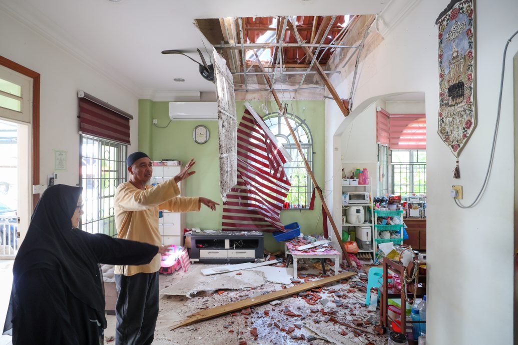 东：一名老翁在周三（23日）发生的暴风冰雹雨事故中，差点被家里倒塌的天花板压中，幸好妻子当时及时把他拉走，才逃过一劫。