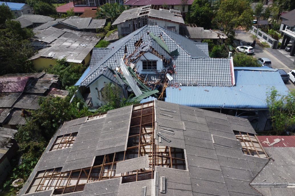 东：一名老翁在周三（23日）发生的暴风冰雹雨事故中，差点被家里倒塌的天花板压中，幸好妻子当时及时把他拉走，才逃过一劫。