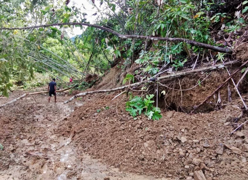 东：丹州话望生县原住民村的郭部落发生土崩，超过1000名原住民对外失去联系，此外，甘榜山德的木桥也因昨天的一场大雨而严重受损。