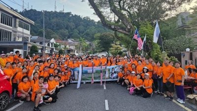 关丹华人协会九九重阳登高 200人登山增友谊 传承中华传统文化