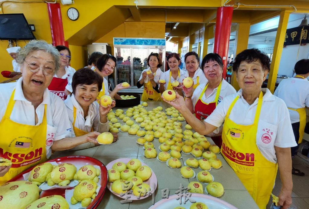 东：关丹斗母宫妇女组义工团在九皇大帝千秋宝诞期间，肩负起照顾义工的饱腹重任，日煮近千人份膳食，确保热食暖胃