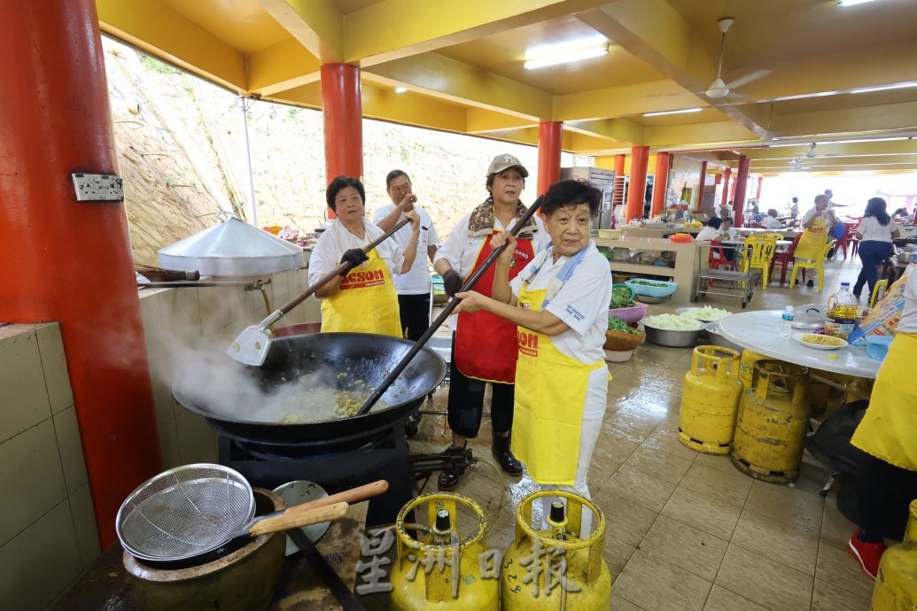 东：关丹斗母宫妇女组义工团在九皇大帝千秋宝诞期间，肩负起照顾义工的饱腹重任，日煮近千人份膳食，确保热食暖胃