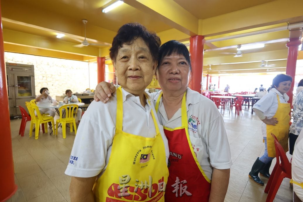 东：关丹斗母宫妇女组义工团在九皇大帝千秋宝诞期间，肩负起照顾义工的饱腹重任，日煮近千人份膳食，确保热食暖胃