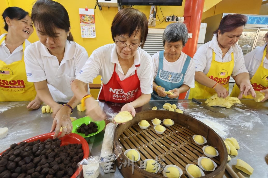 东：关丹斗母宫妇女组义工团在九皇大帝千秋宝诞期间，肩负起照顾义工的饱腹重任，日煮近千人份膳食，确保热食暖胃