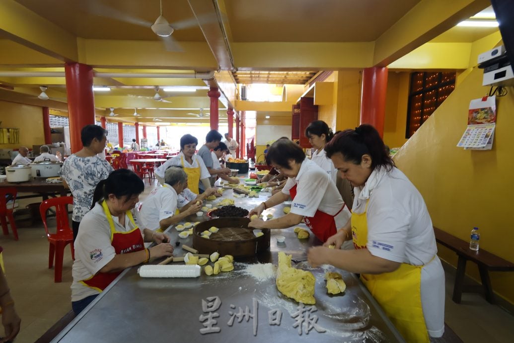 东：关丹斗母宫妇女组义工团在九皇大帝千秋宝诞期间，肩负起照顾义工的饱腹重任，日煮近千人份膳食，确保热食暖胃