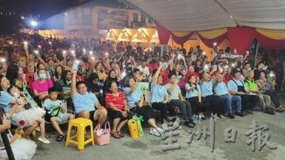 视频|十号公路新村节雨中引爆 逾千人热闹参与 表演导彩纷呈