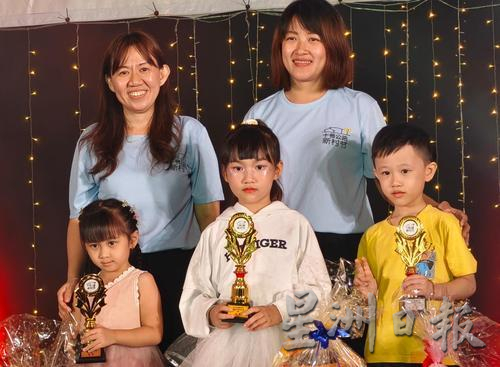 东：十号公路新村节雨中引爆 逾千人热闹参与 表演导彩纷呈