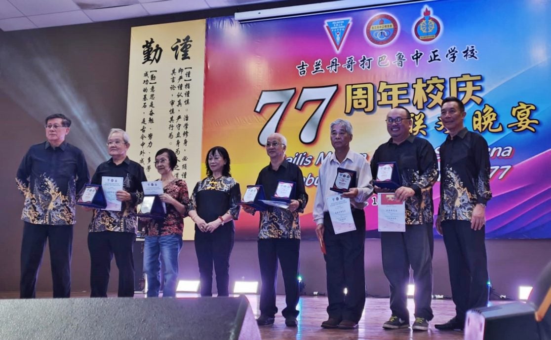 东：哥打峇鲁中正学校庆祝77周年校庆筵开116席，多届毕业生重返母校话当年，喜见当年同窗与恩师风采依旧，场面温馨又热闹。此外，活动也突破了筹委会所设定的12万令吉筹款目标。