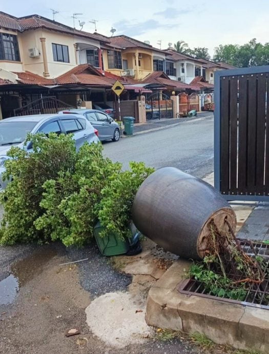 东：文德甲周三遭遇暴风雨吹袭！文德甲州议员胡智云巡视宝林园槟榔美拉路十多户屋顶被吹落住家