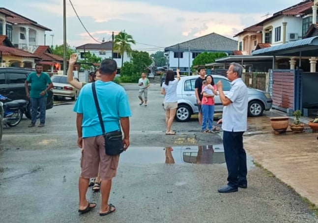 东：文德甲周三遭遇暴风雨吹袭！文德甲州议员胡智云巡视宝林园槟榔美拉路十多户屋顶被吹落住家