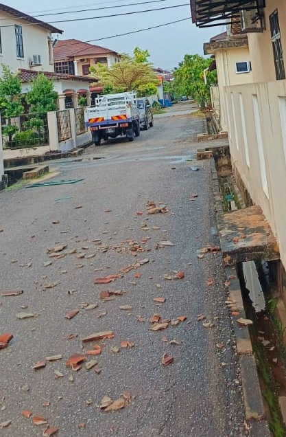 东：文德甲周三遭遇暴风雨吹袭！文德甲州议员胡智云巡视宝林园槟榔美拉路十多户屋顶被吹落住家