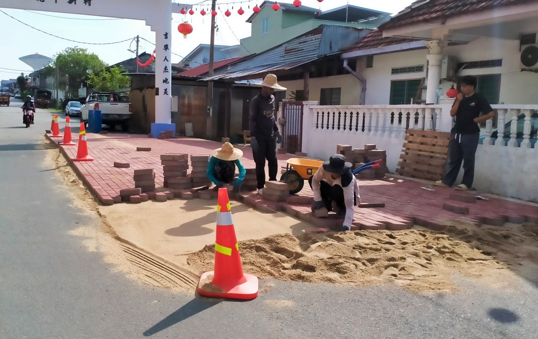 东：文德甲新村牌楼底下范围进行提升和铺设立体砖块工程，进口处将设置打卡点