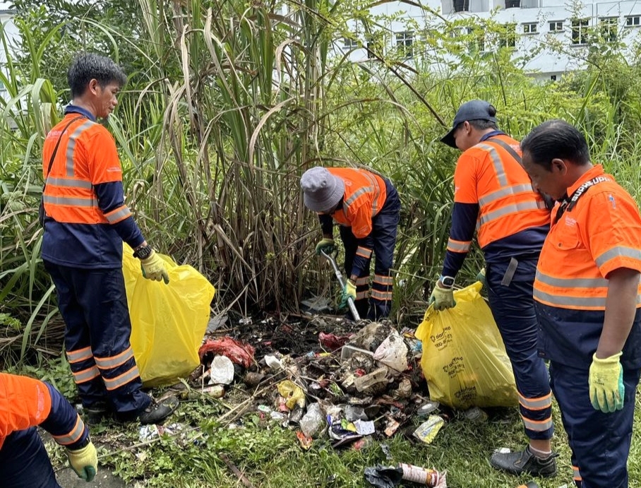 东：文德甲水灾区之一达万镇退水，阿南弗拉公司和人民一起大扫除清理垃圾