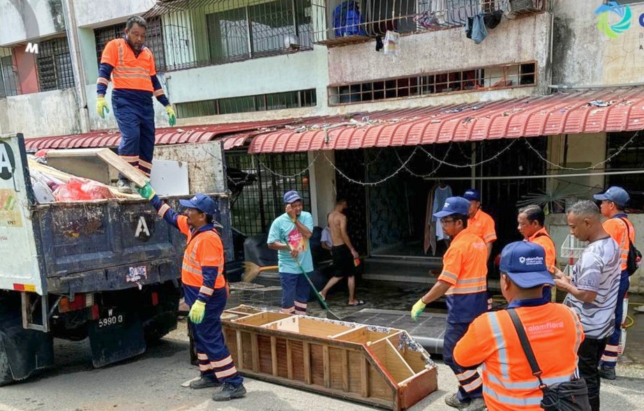 东：文德甲水灾区之一达万镇退水，阿南弗拉公司和人民一起大扫除清理垃圾