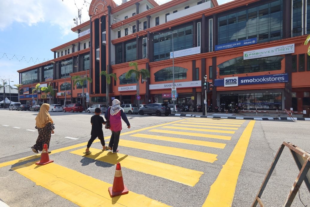 东：智能交通灯，在关丹马哥打路进行试运