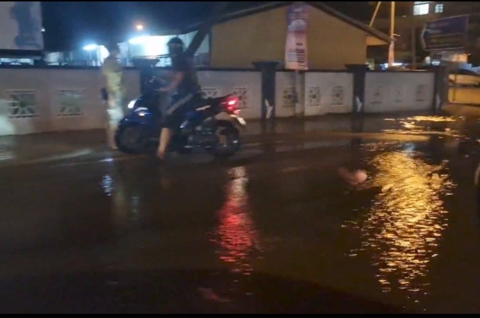 淡马鲁梅雅国小前路段地下水管破裂，导致自来水犹如喷泉涌出，造成当地路段一片汪洋。