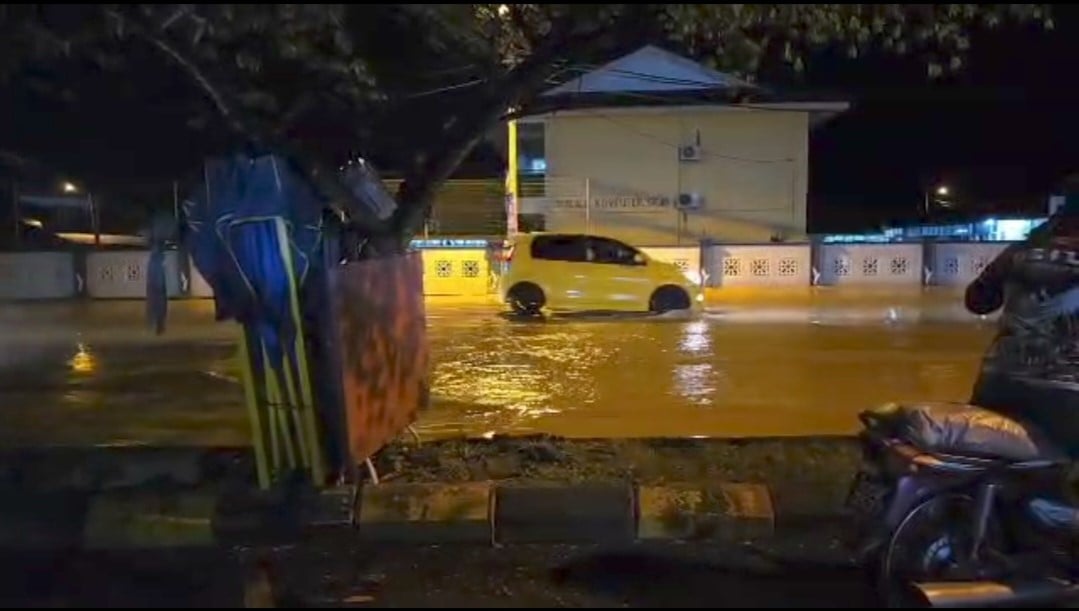 淡马鲁梅雅国小前路段地下水管破裂，导致自来水犹如喷泉涌出，造成当地路段一片汪洋。