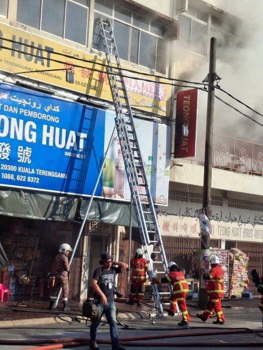 东：瓜登市食品零售及批发店老字号——丰发号发生火患，八旬华裔老夫妇险些命丧火场，优幸获得女佣带路，顺利逃离火海