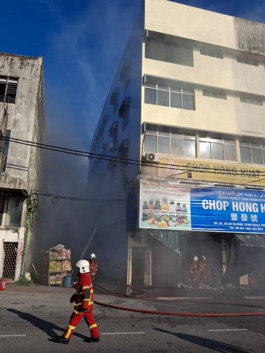 东：瓜登市食品零售及批发店老字号——丰发号发生火患，八旬华裔老夫妇险些命丧火场，优幸获得女佣带路，顺利逃离火海