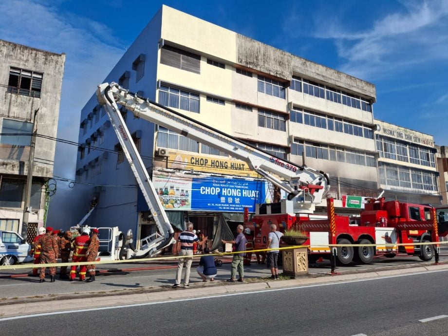 东：瓜登市食品零售及批发店老字号——丰发号发生火患，八旬华裔老夫妇险些命丧火场，优幸获得女佣带路，顺利逃离火海