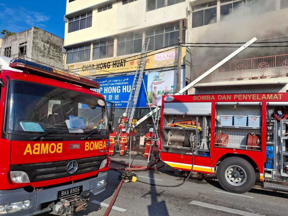 东：瓜登市食品零售及批发店老字号——丰发号发生火患，八旬华裔老夫妇险些命丧火场，优幸获得女佣带路，顺利逃离火海