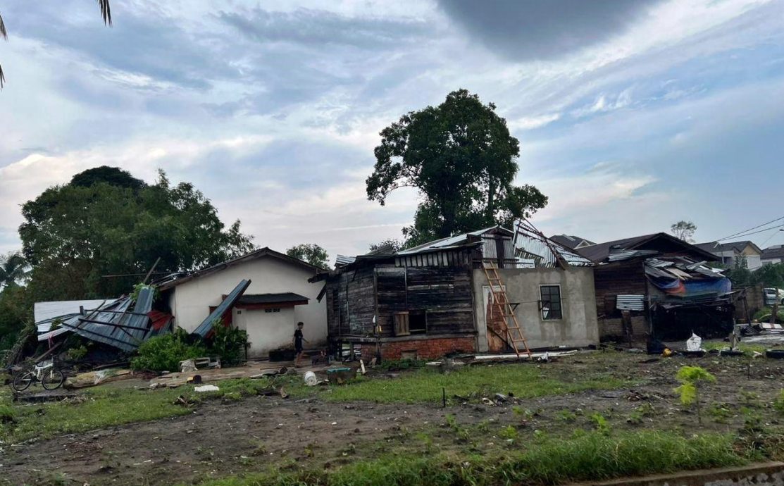 东：甘马挽县在周三（23日）经历一场暴风冰雹雨，244间房屋遭到破坏。