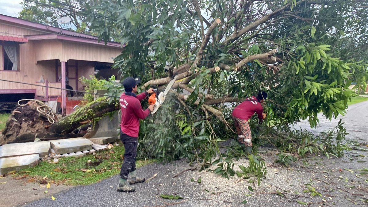 东：甘马挽县在周三（23日）经历一场暴风冰雹雨，244间房屋遭到破坏。