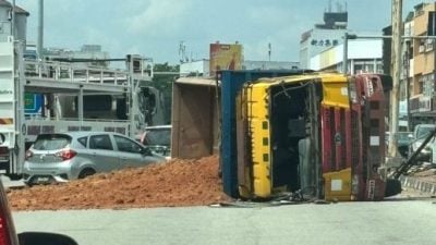 载泥罗里翻覆 沙泥阻路大塞车