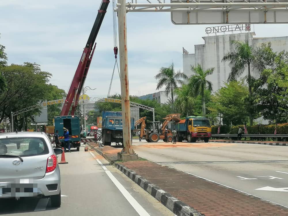 载泥罗里翻覆，造成大塞车。