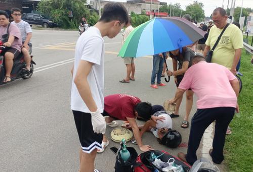 东：轿车与摩托车相撞 妇女头破血流