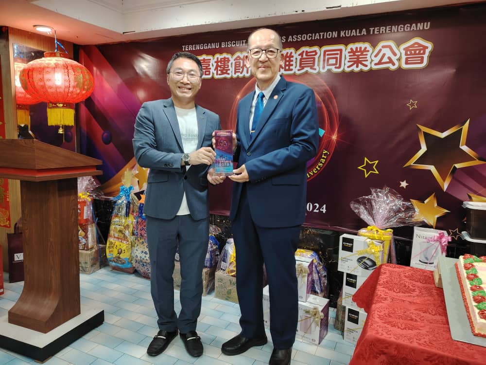 东：马来西亚杂货商总会总会长方志民呼吁，传统杂货店业者应利用长久积累的人情味和周到服务，来抵御大型连锁超市的冲击