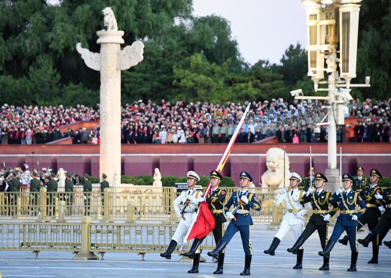 中国国庆75周年 天安门广场举行升旗仪式   